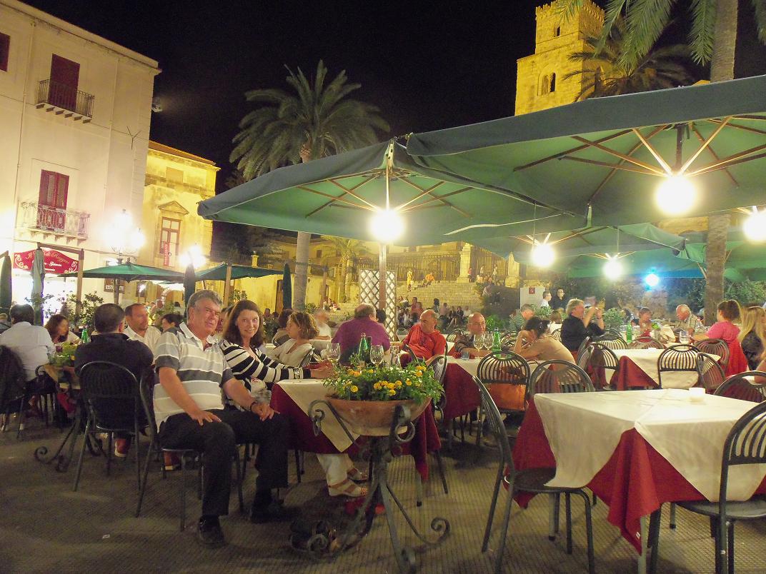 eating at Piazza Duomo